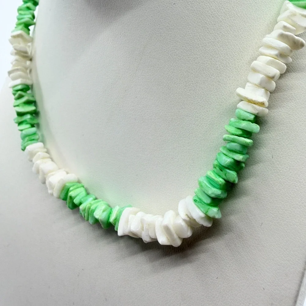 Vintage Y2K Chip Bead Necklace White & Green Retro Beach Jewelry
